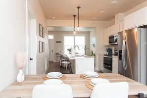 冷蔵庫、電子レンジ、オーブン、コンロ