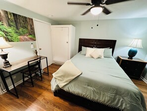 1 slaapkamer, een strijkplank/strijkijzer, wifi, beddengoed