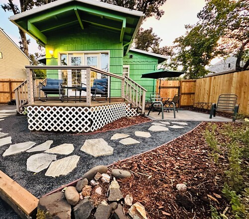 The Shamrock Creekside Cottage- ONE BLOCK FROM DOWNTOWN & on the CREEK!