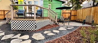 The Shamrock Creekside Cottage- ONE BLOCK FROM DOWNTOWN & on the CREEK!