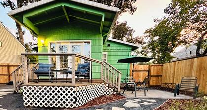 The Shamrock Creekside Cottage- ONE BLOCK FROM DOWNTOWN & on the CREEK!