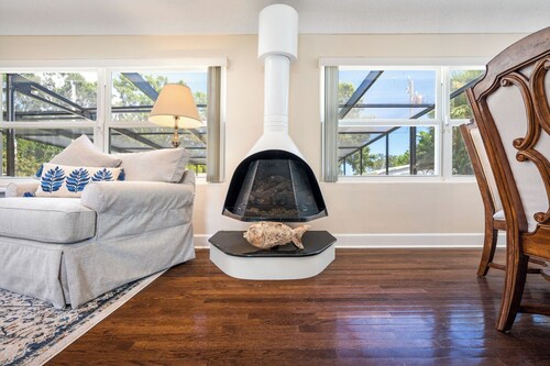 1.5/h theme parks, close to mall,  golf course, 15min to beach, 5min Downtown! 