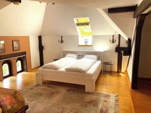 1 bedroom, iron/ironing board, WiFi, bed sheets - Rose’s OldTown Apartment (Brașov)