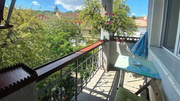 A balcony with a view of a garden and buildings. - Rose’s OldTown Place - Walkable and Quiet (Brașov)