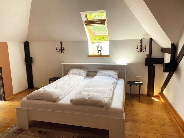 Iron/ironing board, free WiFi, bed sheets - Rose’s OldTown Place - Walkable and Quiet (Brașov)