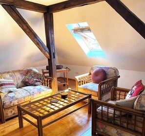 TV - Rose’s OldTown Place - Walkable and Quiet (Brașov)