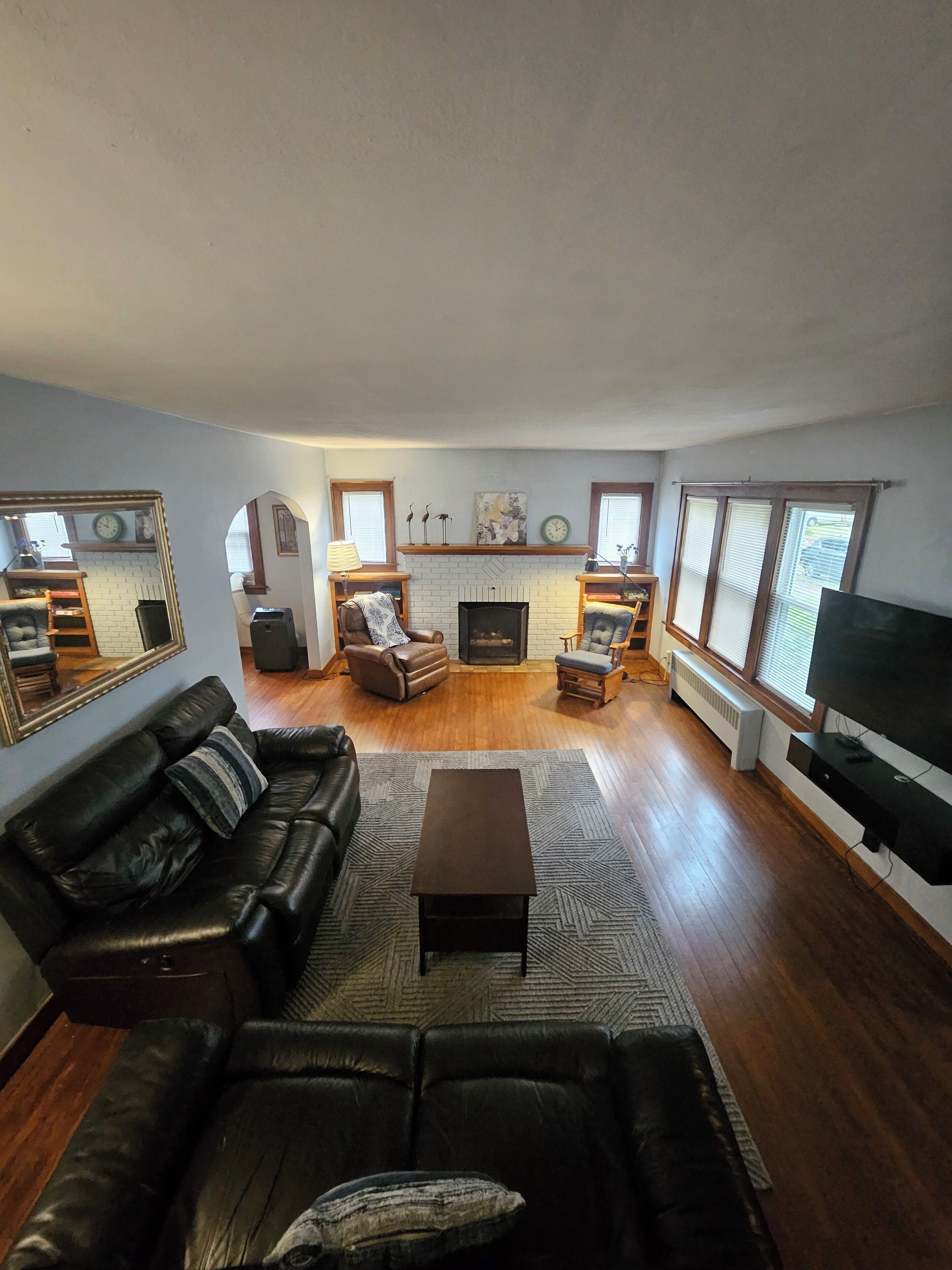 Una Smart TV, una chimenea