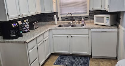 Pet & family friendly 3 bed/1.5 bath-MSU 10 min away! Long term renters welcome!