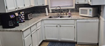 Pet & family friendly 3 bed/1.5 bath-MSU 10 min away! Long term renters welcome!