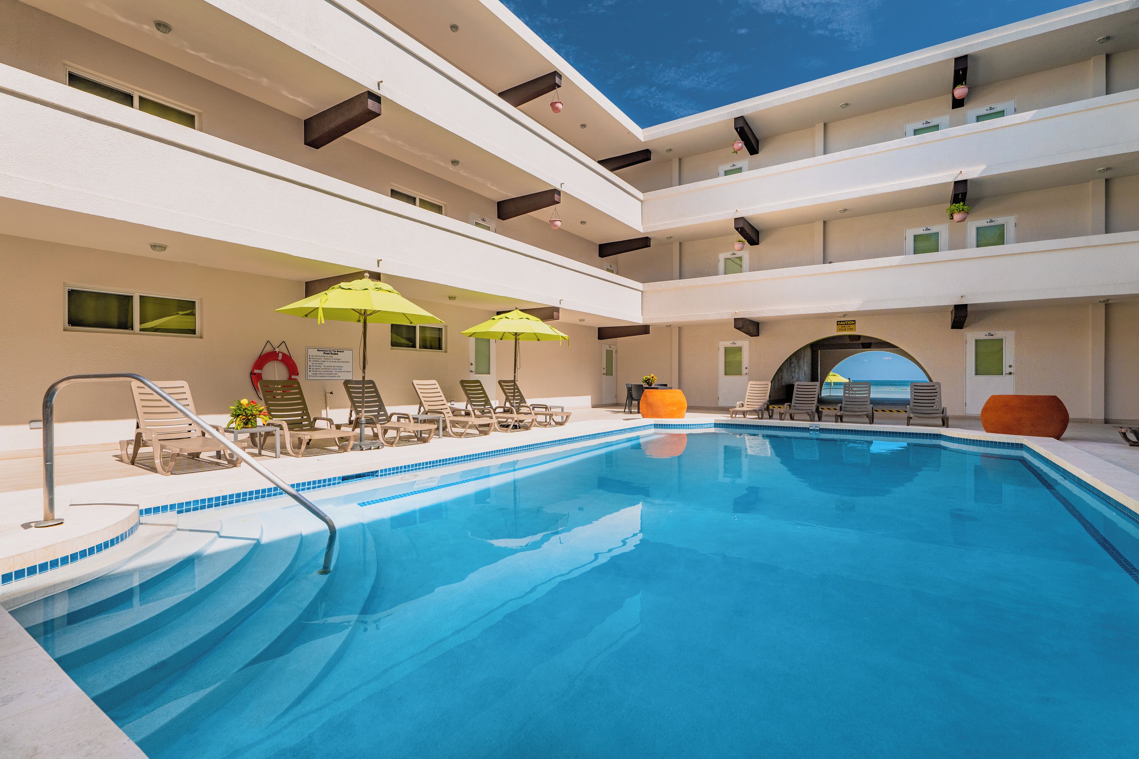 2 piscines extérieures