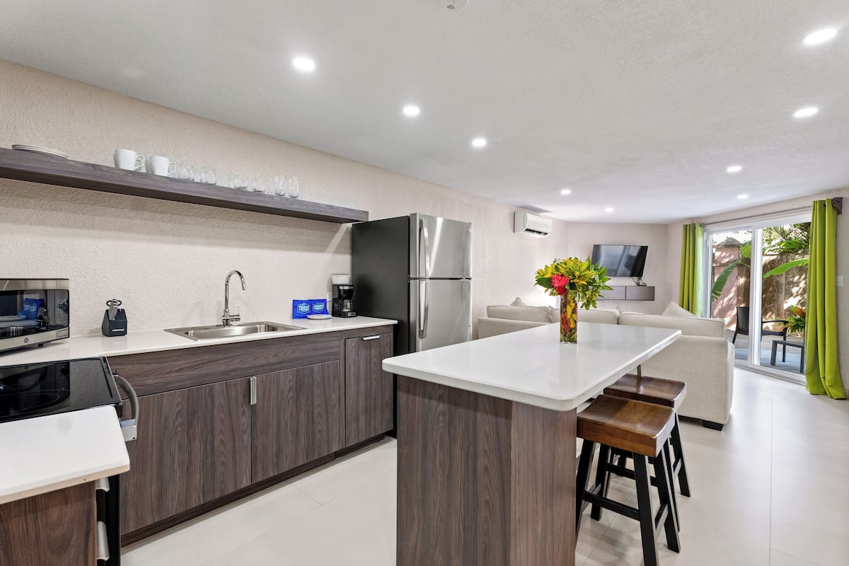 Suite, 2 habitaciones, vistas al patio | Cocina privada | Cafetera o tetera