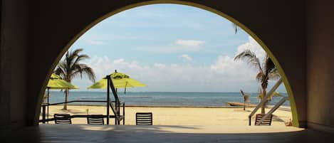 Aan het strand, wit zand, ligstoelen aan het strand, strandlakens