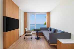 Suite, 1 King Bed, Garden View