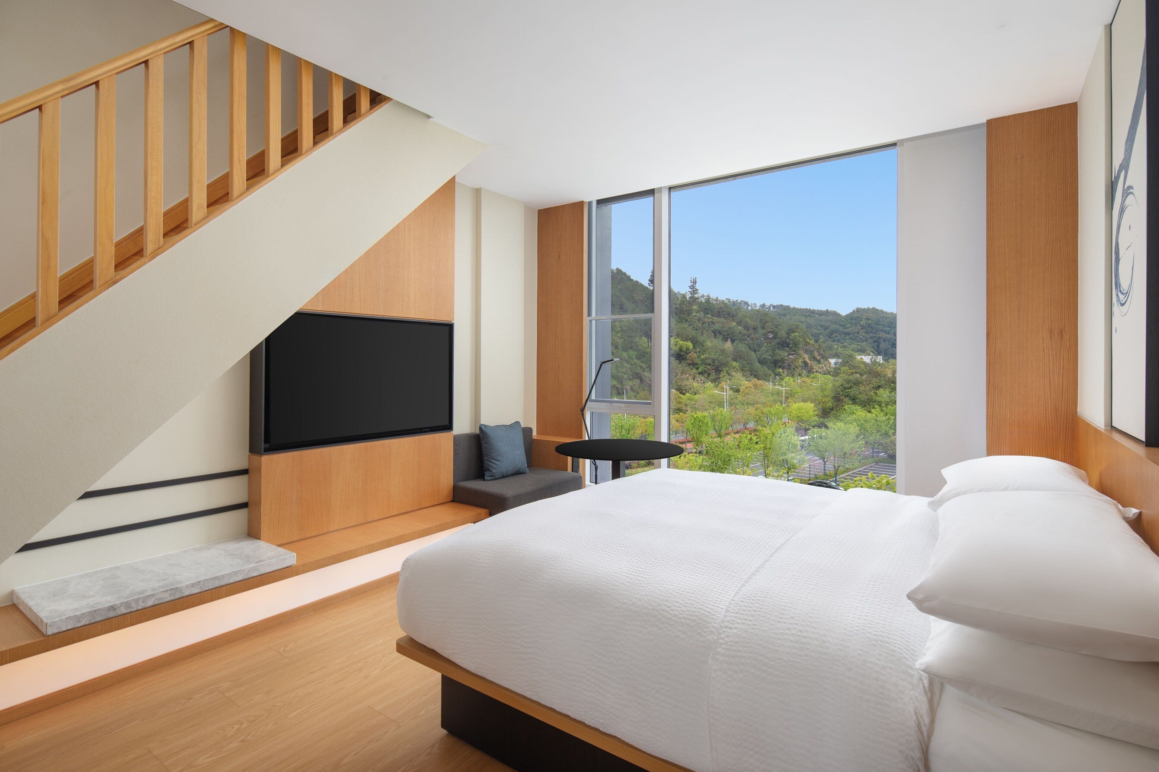 羽絨被、客房內保險箱、書桌、筆電工作空間