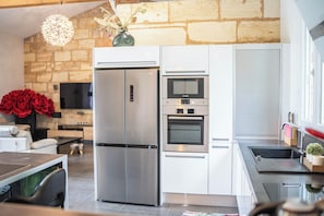 Kühlschrank, Mikrowelle, Ofen, Herdplatte