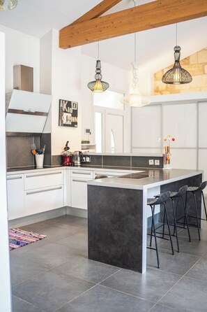 雪櫃、微波爐、焗爐、爐具