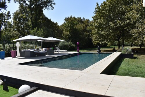 Villa for 10 Guests with Pool, Surrounded by Trees, Just 15 Min from Bordeaux