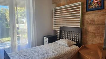 3 makuuhuonetta, tallelokero huoneessa, silitysrauta/-lauta