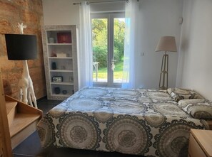 3 bedrooms, in-room safe, iron/ironing board, travel cot