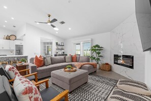 Smart-TV, Kamin, Tischtennisplatte