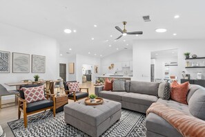 Smart-TV, Kamin, Tischtennisplatte