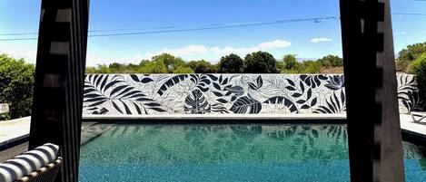 Una piscina al aire libre, una piscina climatizada