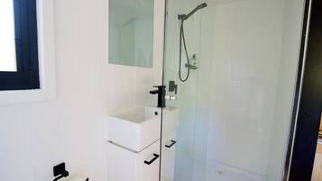 Serviettes fournies, savon, papier toilette