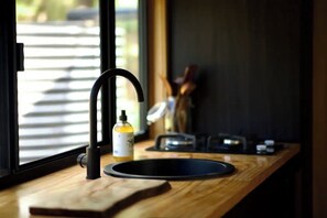 Een koelkast, een kookplaat, een koffiezetapparaat/waterkoker