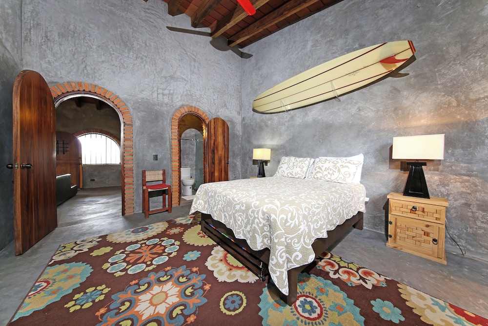 Charming casita. Private, secure with pickle ball and basketball half