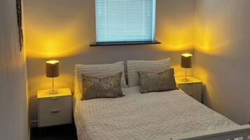 4 bedrooms, iron/ironing board, WiFi, bed sheets