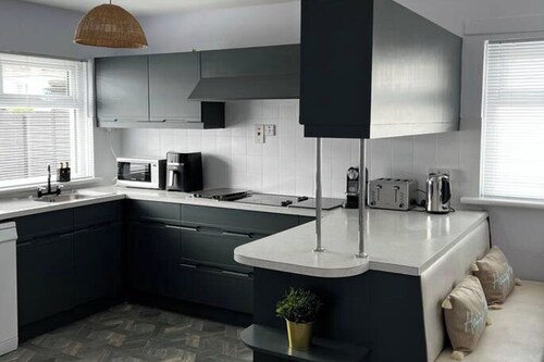 4-Bed House - Sea View, Garden, Parking, Wifi