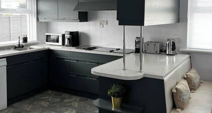 4-Bed House - Sea View, Garden, Parking, Wifi