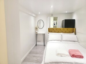 1 habitación, tabla de planchar con plancha, wifi y ropa de cama 