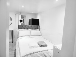1 dormitorio, tabla de planchar con plancha, wifi y ropa de cama