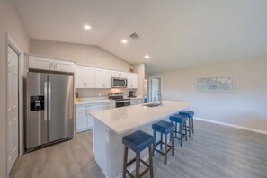 Private kitchen - Beautiful Comfortable Cozy Home! (Fort Myers)