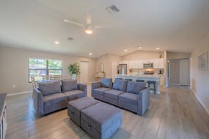Living area - Beautiful Comfortable Cozy Home! (Fort Myers)