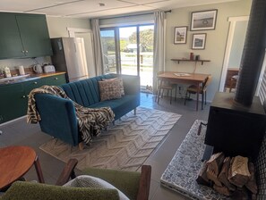 Kamin, Bücher, Stereoanlage