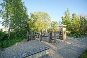 Children’s area - Apartment 'Am Stettiner Haff' with Private Pool, Private Terrace and Wi-Fi (Mönkebude)