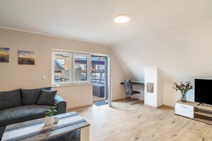 TV - 'Unique Apartments' in Central Wiesloch with Private Terrace and Wi-Fi (Wiesloch)