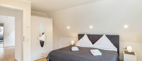 1 habitación, tabla de planchar con plancha, wifi gratis y ropa de cama