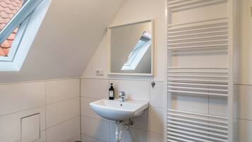 Ducha, secador de pelo y toallas