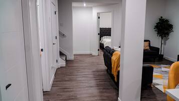 2 soverom, skrivebord, strykejern/-brett og reiseseng for barn