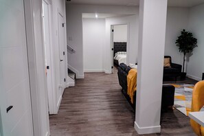 2 chambres, bureau, fer et planche Ă repasser, lit parapluie