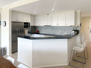 Jääkaappi, mikroaaltouuni, uuni, liesi