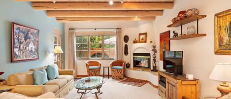 Smart TV, chimenea y libros