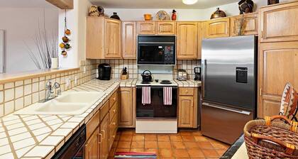 Santa Fe Penthouse Escape: Golf Course, Pool, Hot Tub & Mountain Views Await!