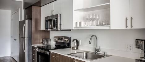 Réfrigérateur, four à micro-ondes, un four, lave-vaisselle