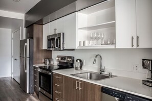 Refrigerador, microondas, horno y lavavajillas 