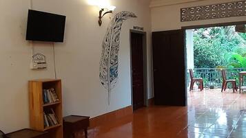 Deluxe Double Room | Living area