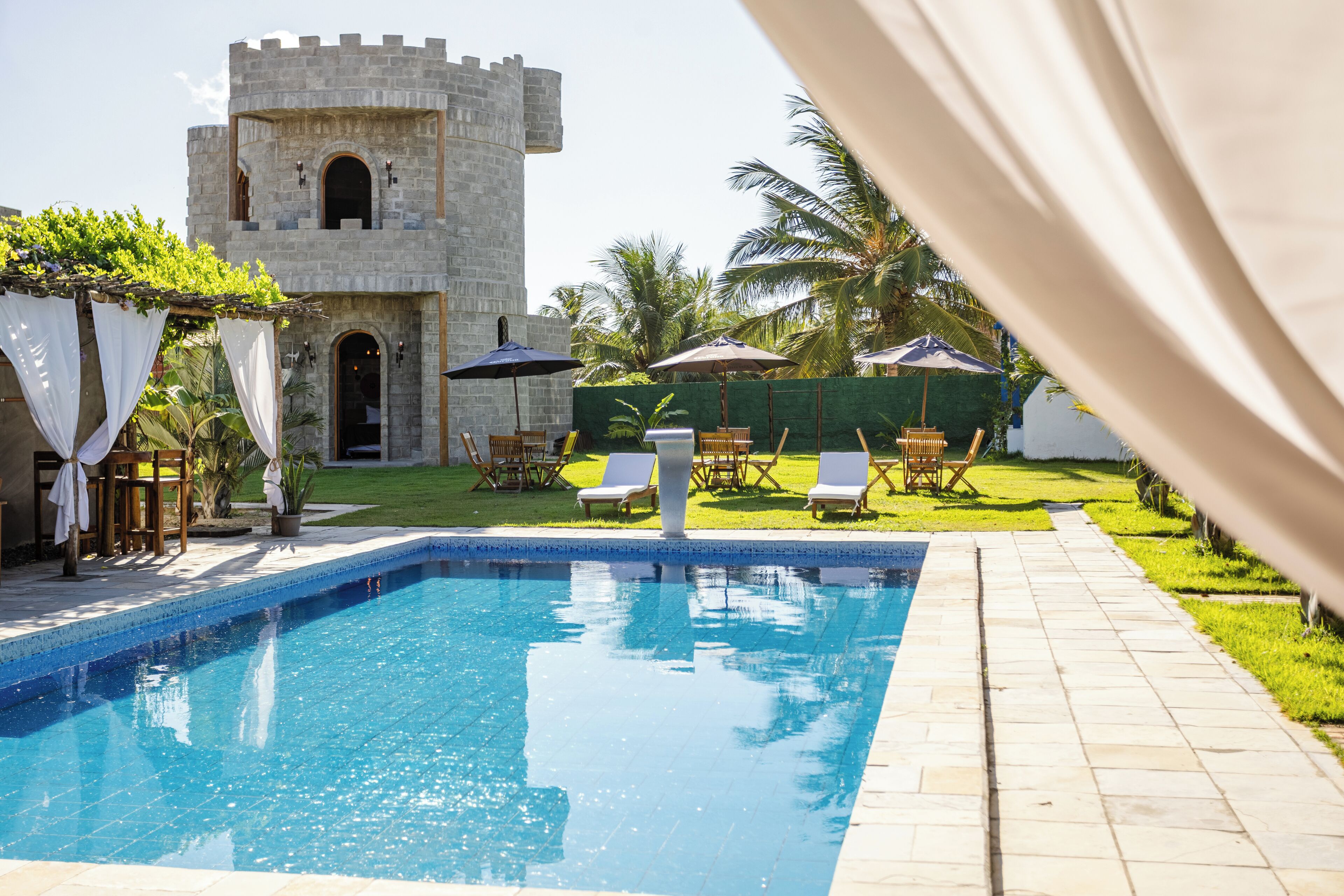 Piscine couverte, accès possible de 08 h 00 à 20 h 00, chaises longues 